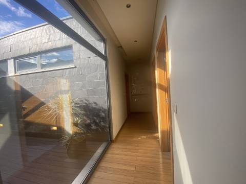 Loures - V4+1 Moradia c/ Piscina Privada - Varanda - Box + 2 parqueamentos