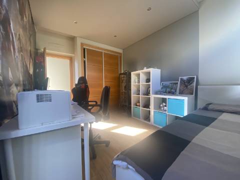 Loures - V4+1 Moradia c/ Piscina Privada - Varanda - Box + 2 parqueamentos