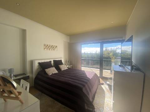 Loures - V4+1 Moradia c/ Piscina Privada - Varanda - Box + 2 parqueamentos