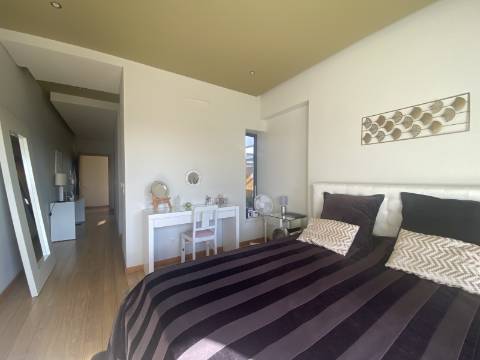 Loures - V4+1 Moradia c/ Piscina Privada - Varanda - Box + 2 parqueamentos