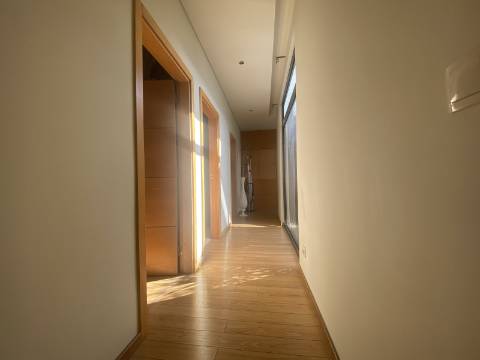 Loures - V4+1 Moradia c/ Piscina Privada - Varanda - Box + 2 parqueamentos