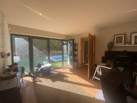 Loures - V4+1 Moradia c/ Piscina Privada - Varanda - Box + 2 parqueamentos