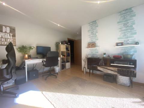 Loures - V4+1 Moradia c/ Piscina Privada - Varanda - Box + 2 parqueamentos