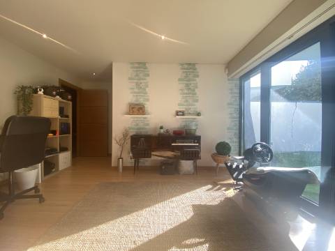 Loures - V4+1 Moradia c/ Piscina Privada - Varanda - Box + 2 parqueamentos