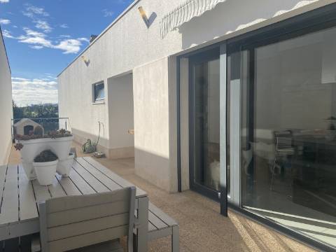 Loures - V4+1 Moradia c/ Piscina Privada - Varanda - Box + 2 parqueamentos