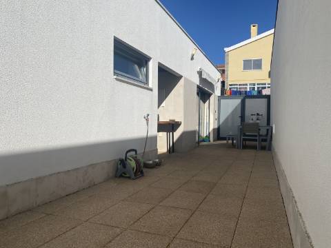 Loures - V4+1 Moradia c/ Piscina Privada - Varanda - Box + 2 parqueamentos