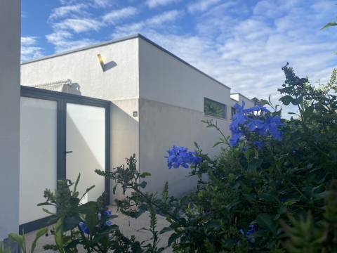 Loures - V4+1 Moradia c/ Piscina Privada - Varanda - Box + 2 parqueamentos