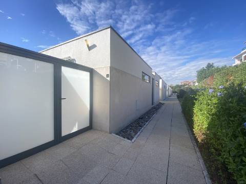 Loures - V4+1 Moradia c/ Piscina Privada - Varanda - Box + 2 parqueamentos