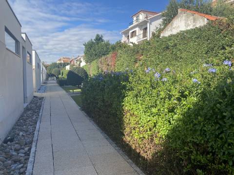 Loures - V4+1 Moradia c/ Piscina Privada - Varanda - Box + 2 parqueamentos