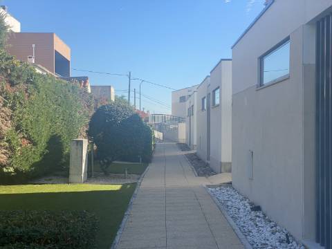 Loures - V4+1 Moradia c/ Piscina Privada - Varanda - Box + 2 parqueamentos