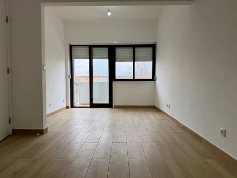 Apartamento p/ Venda - T2 - Barreiro - 2º andar - Central