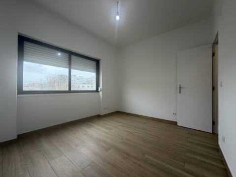 Apartamento p/ Venda - T2 - Barreiro - 2º andar - Central