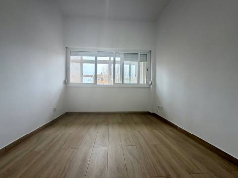 Apartamento p/ Venda - T2 - Barreiro - 2º andar - Central