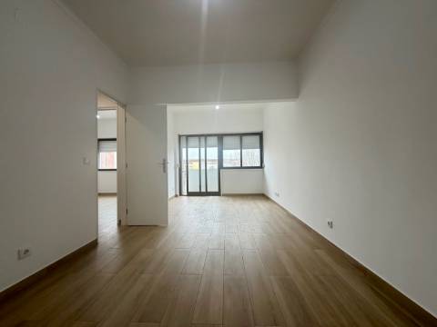 Apartamento p/ Venda - T2 - Barreiro - 2º andar - Central