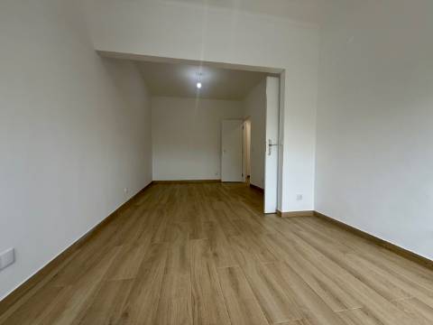 Apartamento p/ Venda - T2 - Barreiro - 2º andar - Central