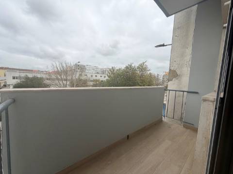 Apartamento p/ Venda - T2 - Barreiro - 2º andar - Central