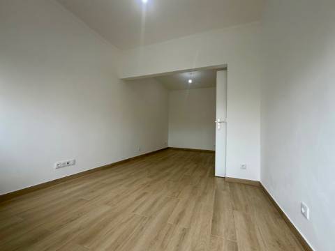 Apartamento p/ Venda - T2 - Barreiro - 2º andar - Central