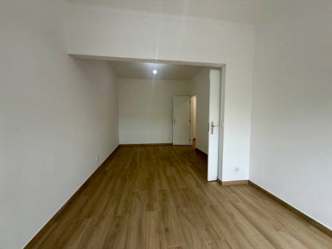 Apartamento p/ Venda - T2 - Barreiro - 2º andar - Central