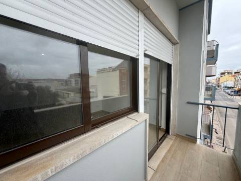 Apartamento p/ Venda - T2 - Barreiro - 2º andar - Central