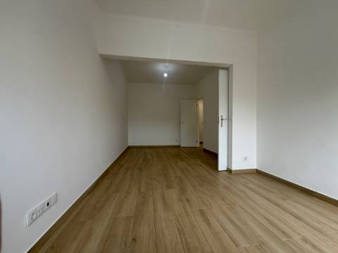 Apartamento p/ Venda - T2 - Barreiro - 2º andar - Central