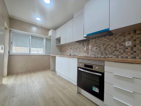 Apartamento p/ Venda - T2 - Barreiro - 2º andar - Central