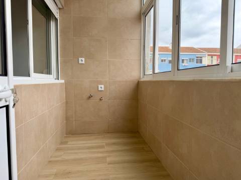 Apartamento p/ Venda - T2 - Barreiro - 2º andar - Central