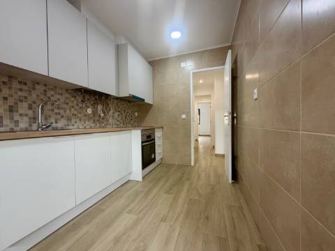 Apartamento p/ Venda - T2 - Barreiro - 2º andar - Central