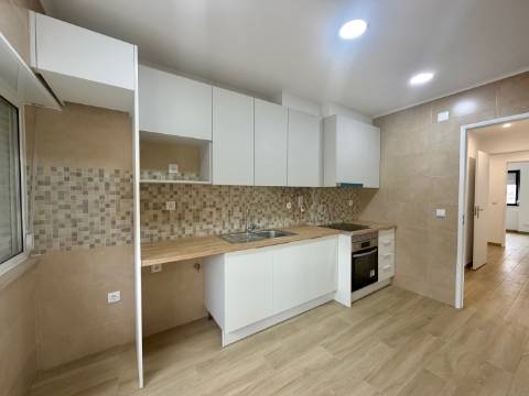 Apartamento p/ Venda - T2 - Barreiro - 2º andar - Central