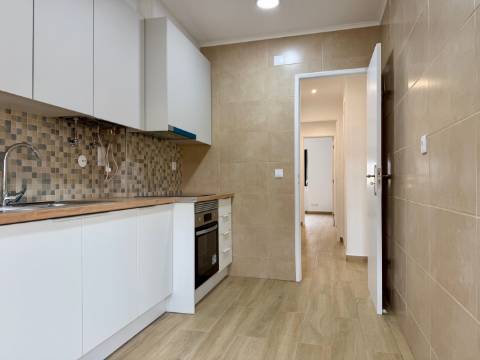 Apartamento p/ Venda - T2 - Barreiro - 2º andar - Central