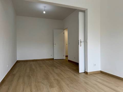 Apartamento p/ Venda - T2 - Barreiro - 2º andar - Central