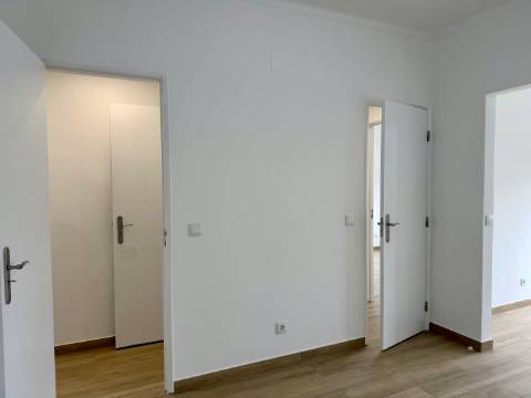 Apartamento p/ Venda - T2 - Barreiro - 2º andar - Central