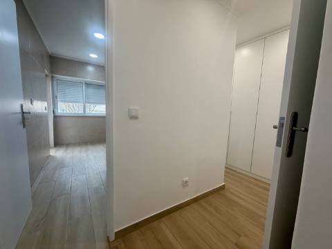 Apartamento p/ Venda - T2 - Barreiro - 2º andar - Central