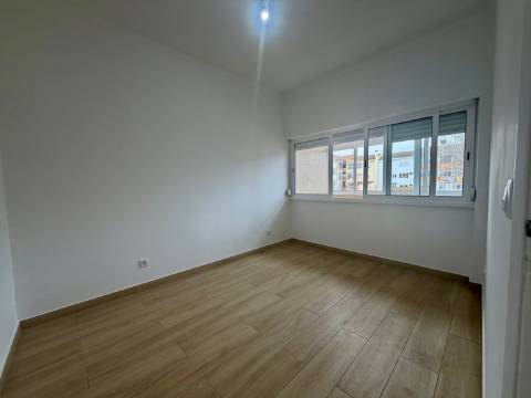 Apartamento p/ Venda - T2 - Barreiro - 2º andar - Central