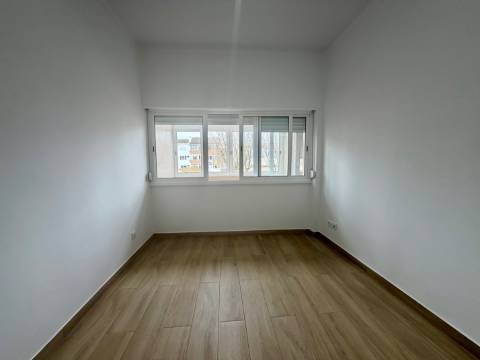 Apartamento p/ Venda - T2 - Barreiro - 2º andar - Central