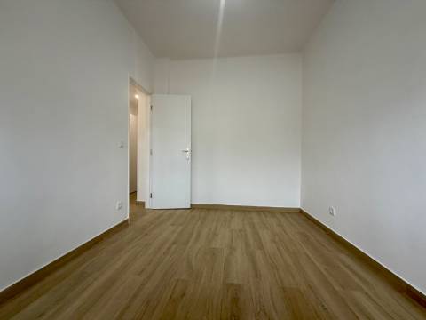 Apartamento p/ Venda - T2 - Barreiro - 2º andar - Central