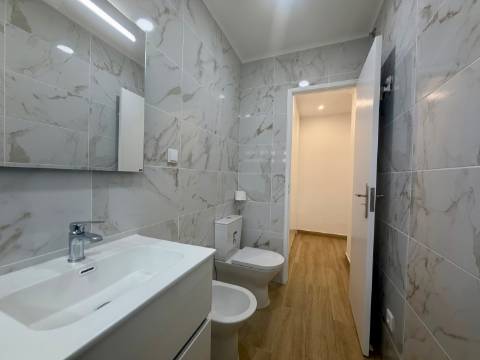 Apartamento p/ Venda - T2 - Barreiro - 2º andar - Central