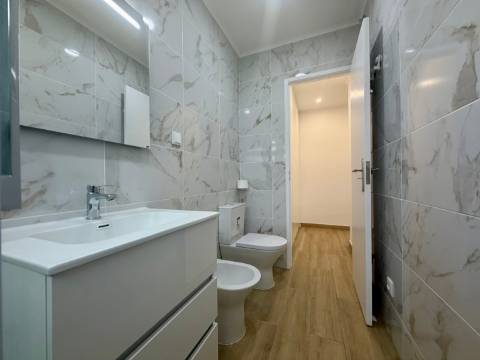 Apartamento p/ Venda - T2 - Barreiro - 2º andar - Central