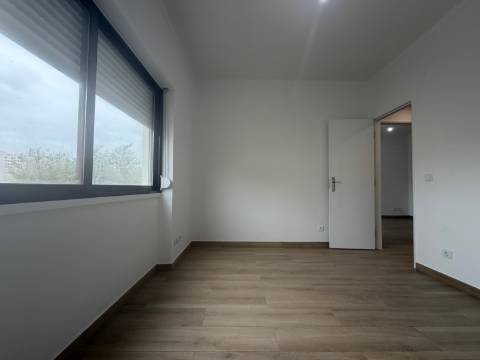 Apartamento p/ Venda - T2 - Barreiro - 2º andar - Central