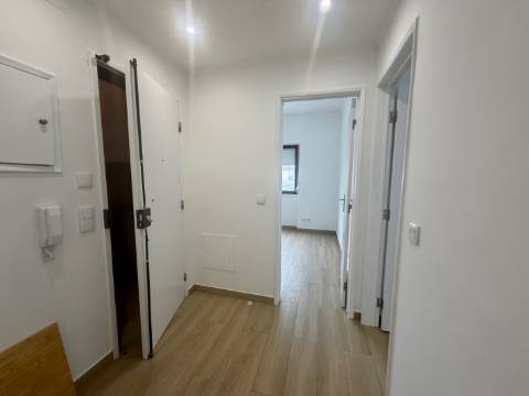 Apartamento p/ Venda - T2 - Barreiro - 2º andar - Central