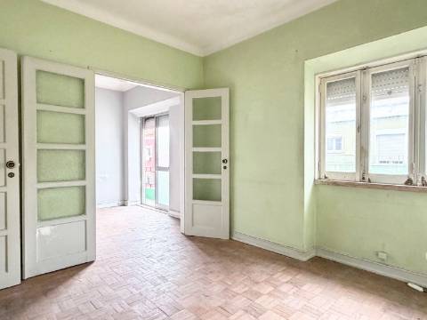 Apartamento T1 c/ potencial para transformar em T2 - Moscavide