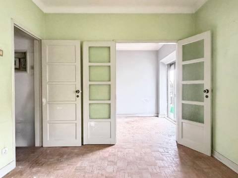 Apartamento T1 c/ potencial para transformar em T2 - Moscavide