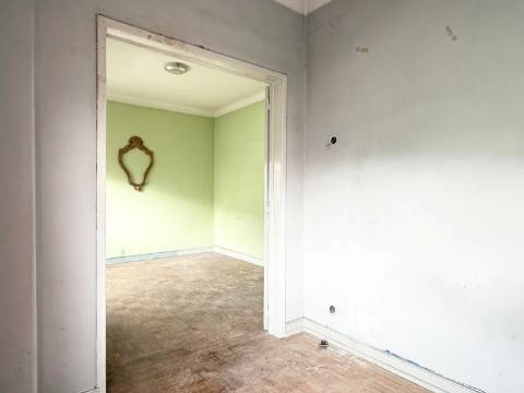 Apartamento T1 c/ potencial para transformar em T2 - Moscavide