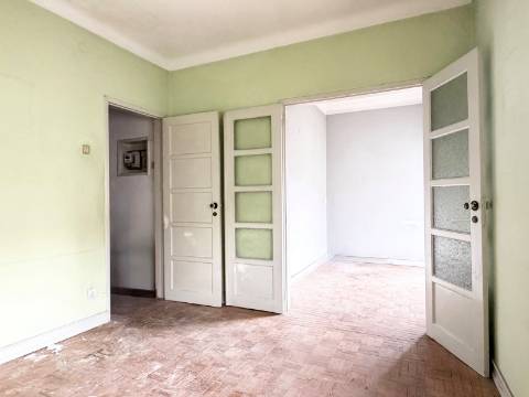 Apartamento T1 c/ potencial para transformar em T2 - Moscavide