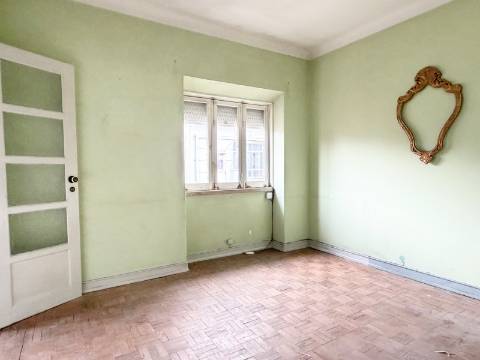 Apartamento T1 c/ potencial para transformar em T2 - Moscavide