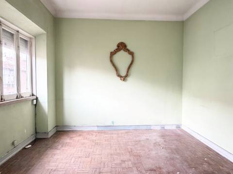 Apartamento T1 c/ potencial para transformar em T2 - Moscavide