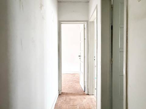 Apartamento T1 c/ potencial para transformar em T2 - Moscavide