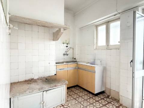 Apartamento T1 c/ potencial para transformar em T2 - Moscavide