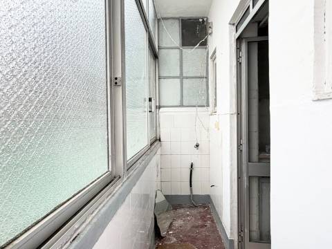 Apartamento T1 c/ potencial para transformar em T2 - Moscavide