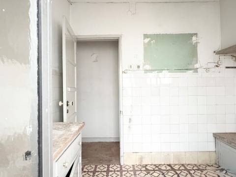 Apartamento T1 c/ potencial para transformar em T2 - Moscavide