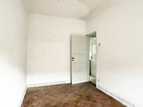 Apartamento T1 c/ potencial para transformar em T2 - Moscavide